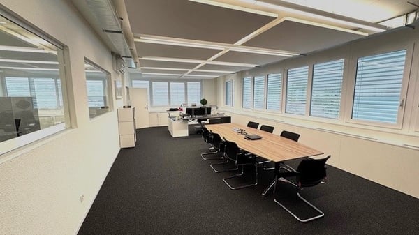 •Lichtdurchflutete und voll ausgebaute Büroräumlichkeiten an zentraler Lage 4