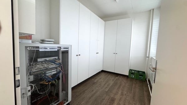 •Lichtdurchflutete und voll ausgebaute Büroräumlichkeiten an zentraler Lage 6