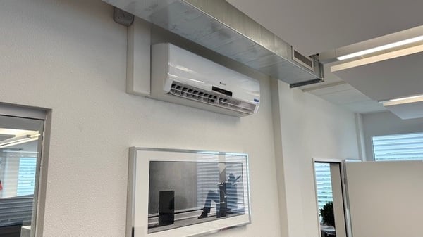 •Lichtdurchflutete und voll ausgebaute Büroräumlichkeiten an zentraler Lage 9