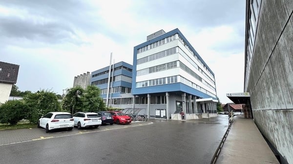 •Lichtdurchflutete und voll ausgebaute Büroräumlichkeiten an zentraler Lage 7