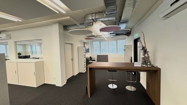 •Lichtdurchflutete und voll ausgebaute Büroräumlichkeiten an zentraler Lage 2