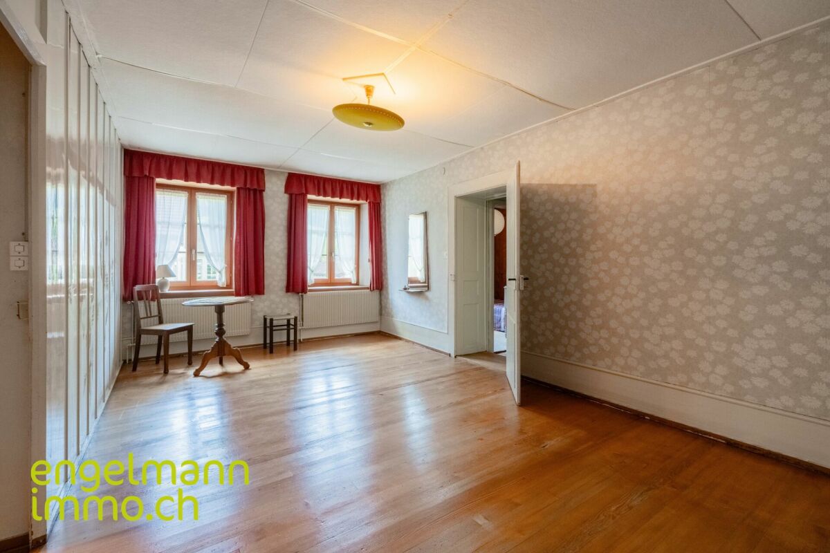 Ancienne ferme de 2 appartements avec grand terrain constructible / Ehemaliges Bauernhaus mit 2 Wohnungen und Bauparzelle