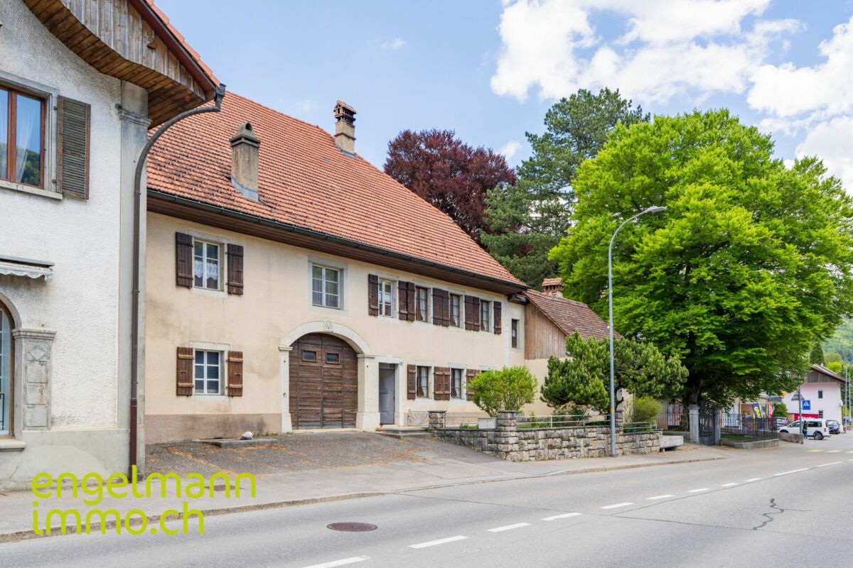 Ancienne ferme de 2 appartements avec grand terrain constructible / Ehemaliges Bauernhaus mit 2 Wohnungen und Bauparzelle