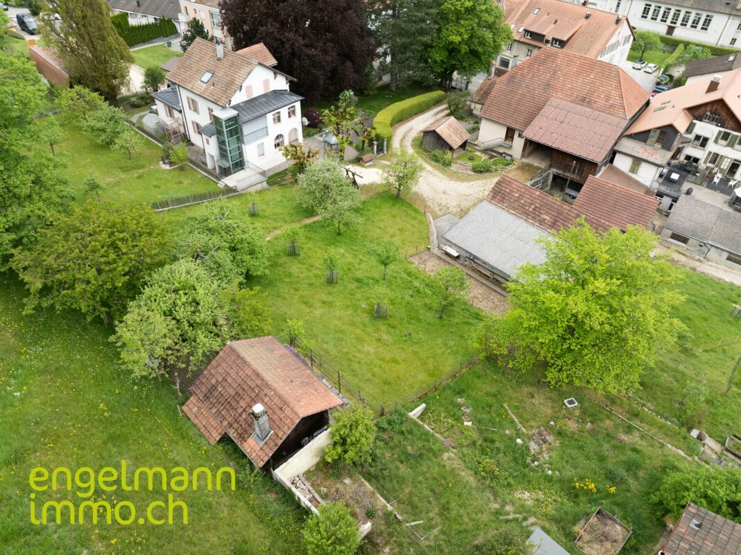 Ancienne ferme de 2 appartements avec grand terrain constructible / Ehemaliges Bauernhaus mit 2 Wohnungen und Bauparzelle