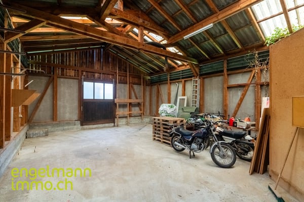 Maison d'habitation avec garages + atelier 16