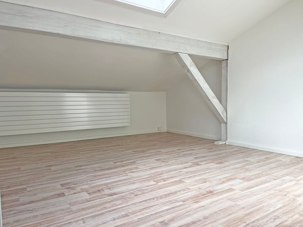 Ausgebaute Dachwohnung / Studio zu vermieten 6