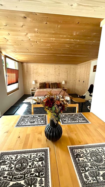 exklusives, komplett möbliertes Studio in Schönried 1