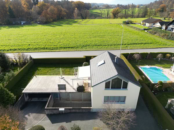 Attraktives 2½-Zimmer-Einfamilienhaus mit grossem Umschwung und Doppelgarage 2