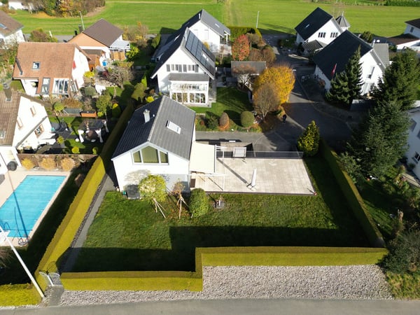 Attraktives 2½-Zimmer-Einfamilienhaus mit grossem Umschwung und Doppelgarage 1