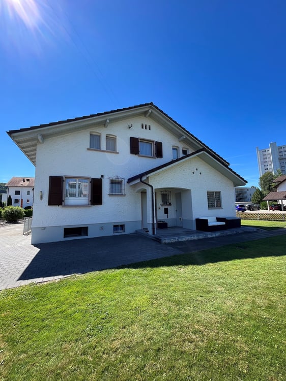 Grosses Einfamilienhaus an schöner Lage