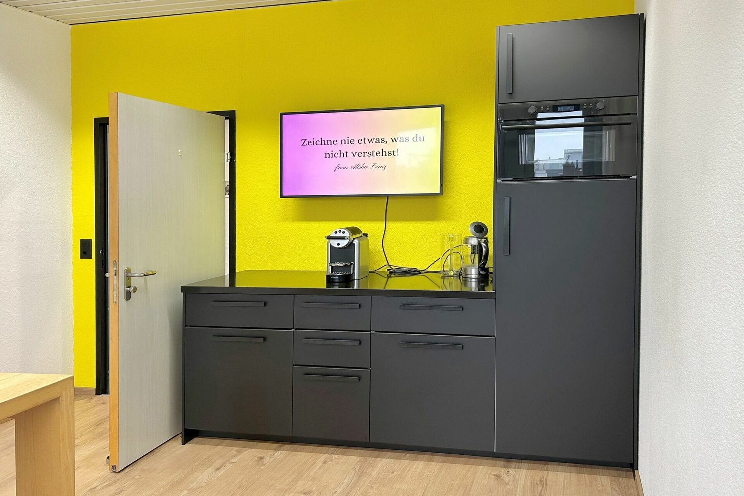 Espace de bureau avec coin cuisine dans un emplacement très pratique