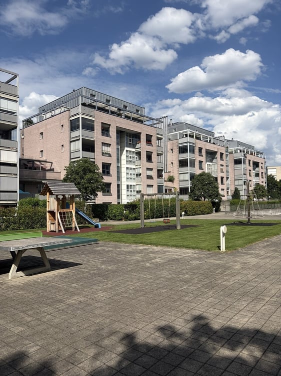 Attraktive 4½-Zimmer-Wohnung mit zwei Balkonen, Einstellhallenplatz 1