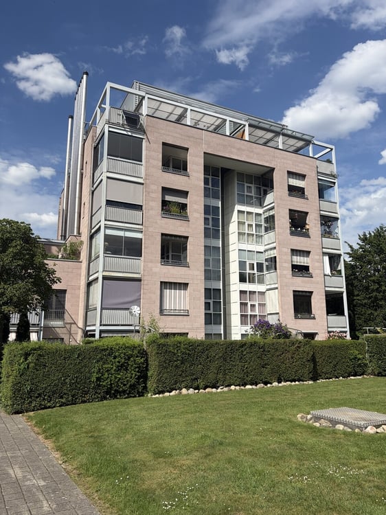 Attraktive 4½-Zimmer-Wohnung mit zwei Balkonen, Einstellhallenplatz 12