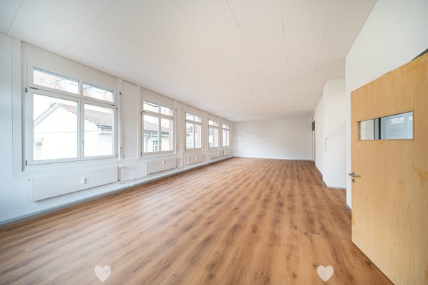 Renovierte Gewerbe- und Bürofläche ab sofort verfügbar 1