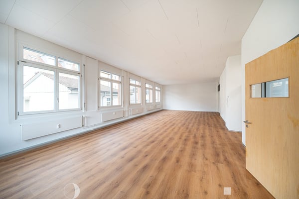Renovierte Gewerbe- und Bürofläche ab sofort verfügbar 4