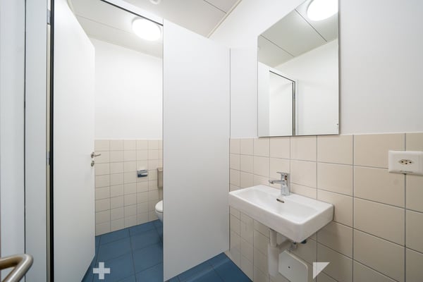 Renovierte Gewerbe- und Bürofläche ab sofort verfügbar 7