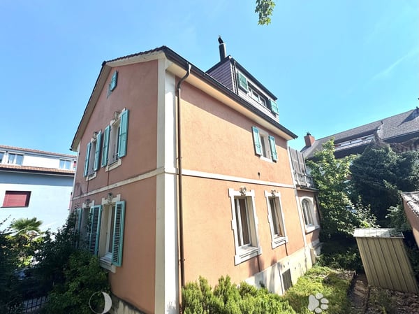 9-Zimmer-Zweifamilienhaus mit Potenzial in Biel 1