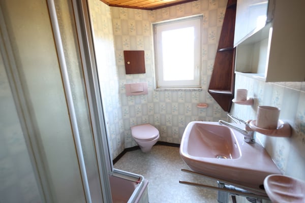 9-Zimmer-Zweifamilienhaus mit Potenzial in Biel 10