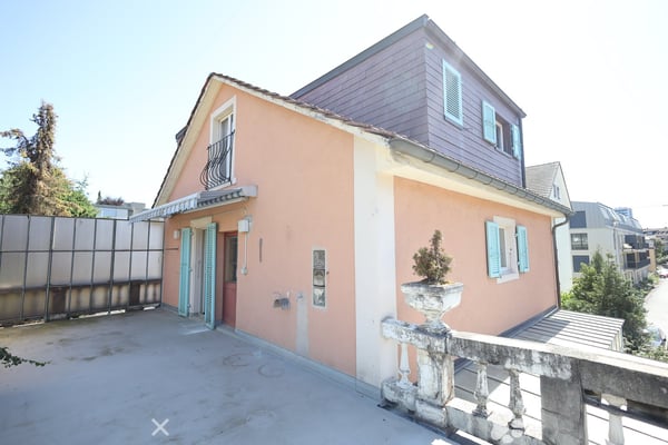 9-Zimmer-Zweifamilienhaus mit Potenzial in Biel 2