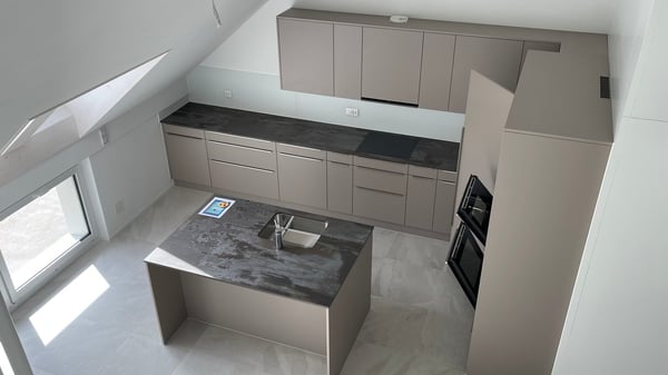 Moderne 4.5-Zimmer-Dachwohnung mit Galerie und gedecktem Balkon 4