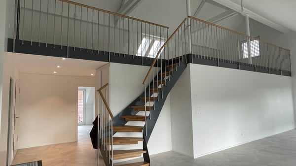 Moderne 4.5-Zimmer-Dachwohnung mit Galerie und gedecktem Balkon