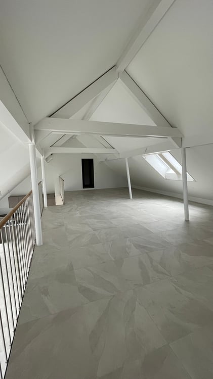 Moderne 4.5-Zimmer-Dachwohnung mit Galerie und gedecktem Balkon 2