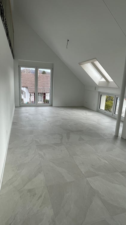 Moderne 4.5-Zimmer-Dachwohnung mit Galerie und gedecktem Balkon 5