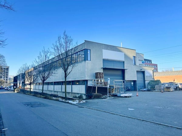 Werkhalle mit angrenzendem Bürogebäude 1