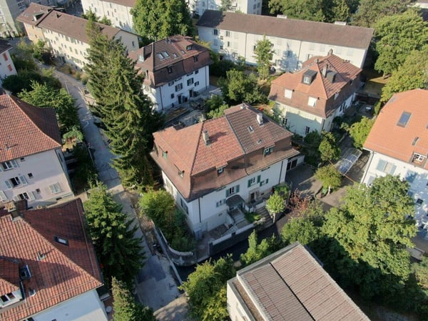 Charmantes Zweifamilienhaus im Baurecht mit Potenzial 1