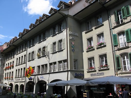 Sie suchen eine zentral gelegene Lagerfläche in unmittelbarer Distanz zum Bahnhof in der Stadt Bern? Dann sind unsere Lagerräumlichkeiten an der Aarbergergasse 30 genau das Richtige für Sie. Die Liegenschaft Aarbergergasse 30 in Bern wurde im Jah 1