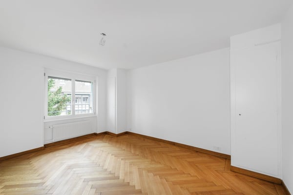 zwei 3.5- Zimmerwohnungen, im 1. + 2. OG links mit zusätzlichem Mansardenzimmer 3