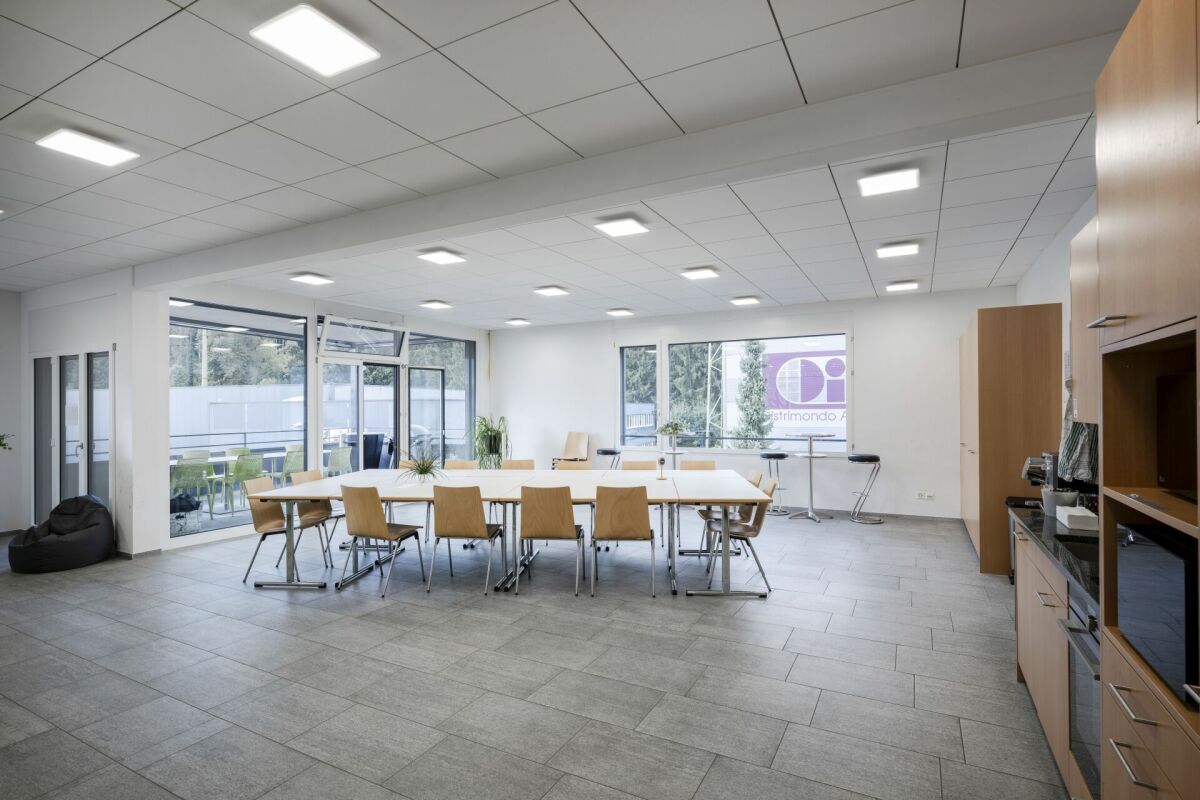 Geschäftshaus mit 10 m Hochregallager und 800 m2 Büro zentral im Mittelland