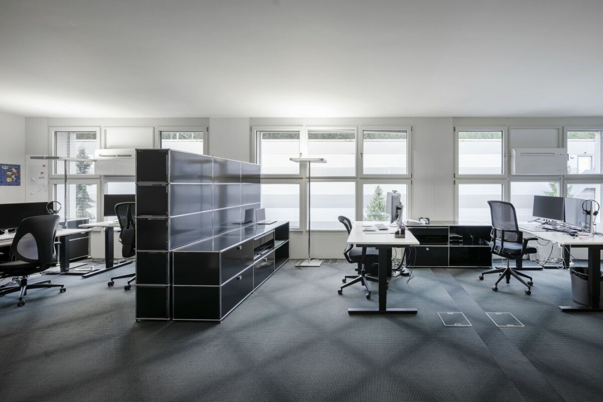 Geschäftshaus mit 10 m Hochregallager und 800 m2 Büro zentral im Mittelland