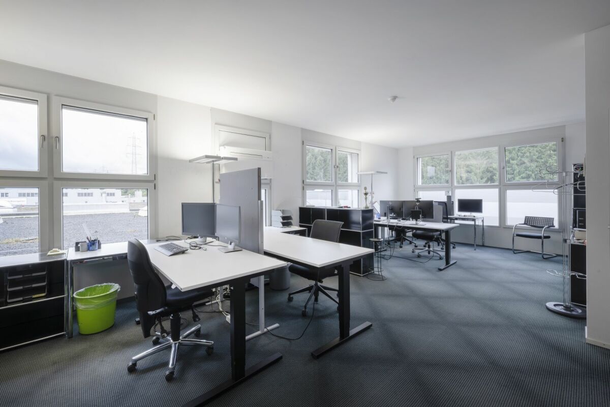 Geschäftshaus mit 10 m Hochregallager und 800 m2 Büro zentral im Mittelland