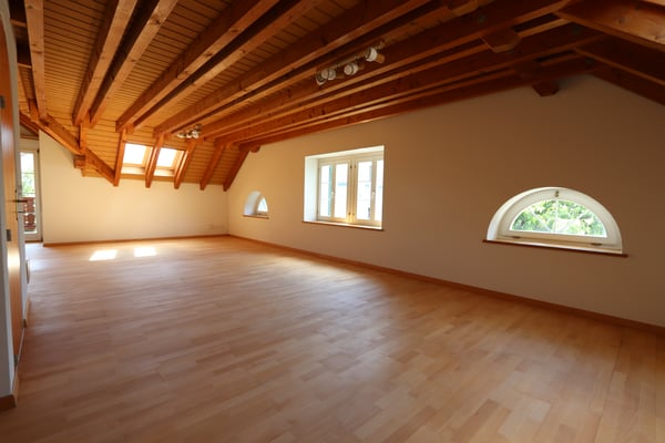 Saniertes Juwel 3.5-Zimmer-Duplexwohnung mit Cheminée und grossem Balkon in Dättwil
