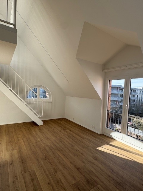 Komplett sanierte 1.5-Duplex-Wohnung in der Nähe vom Europaplatz! 2