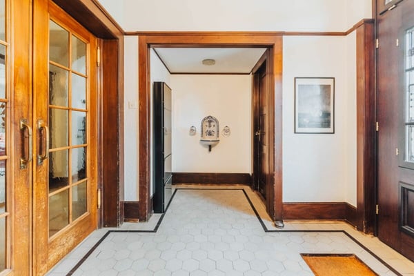 Wohn- und Geschäftshaus 10