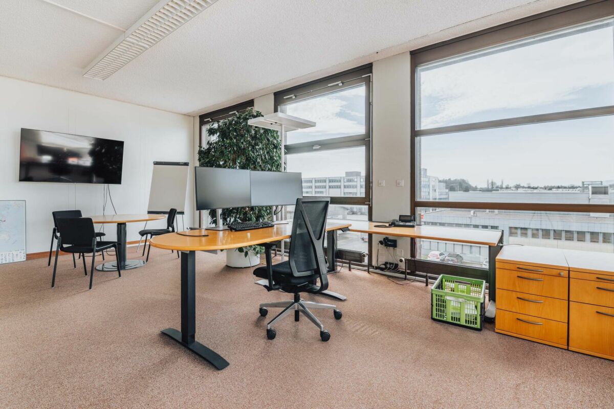 LAGER- UND WERKHALLE UND BÜROGEBÄUDE