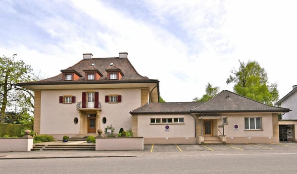 Villa mit Praxisanbau 33