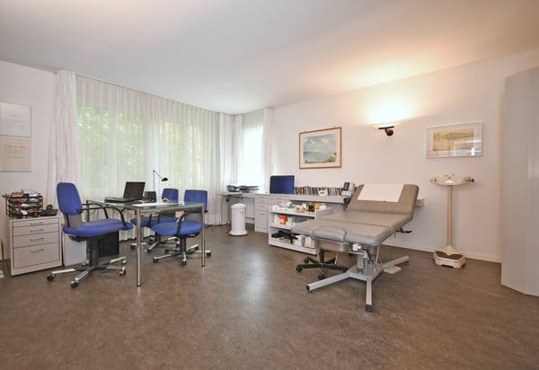 Villa mit Praxisanbau 35
