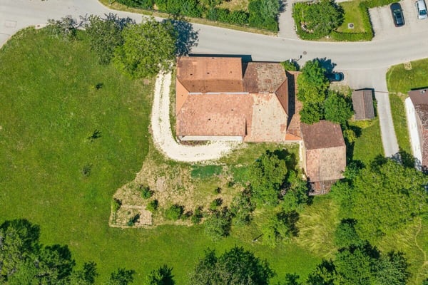 Bauernhaus mit Weitsicht und grosser Parzelle. 4