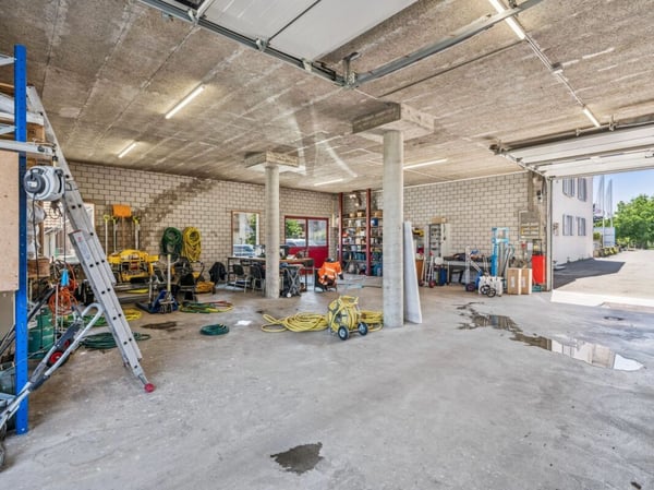 Mehrfamilienhaus mit Gewerberäumen, Garagen  - Wohnen und Arbeiten am selben Ort, vielseitiges Renditeobjekt mit Entwicklungspotential. 25