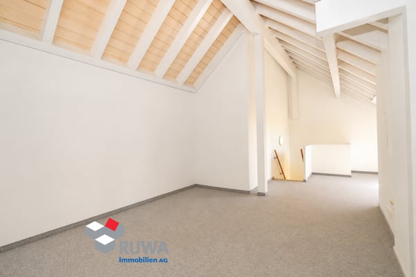 Grosszügige Dachwohnung mit Galerie, Lift und Balkon im Rüegsauschachen 14