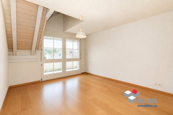 Grosszügige Dachwohnung mit Galerie, Lift und Balkon im Rüegsauschachen 10