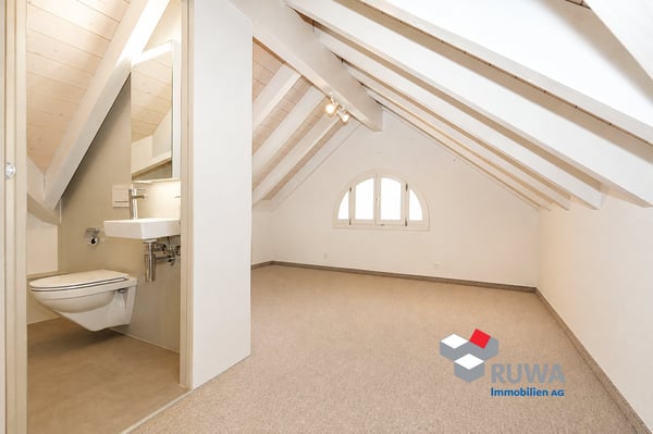 Grosszügige Dachwohnung mit Galerie, Lift und Balkon im Rüegsauschachen 16