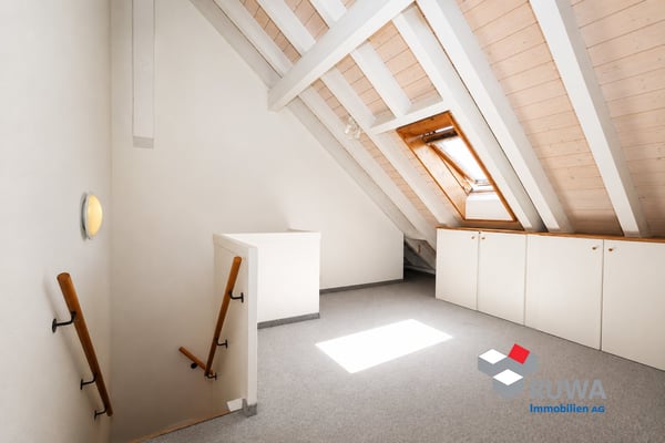 Grosszügige Dachwohnung mit Galerie, Lift und Balkon im Rüegsauschachen 12