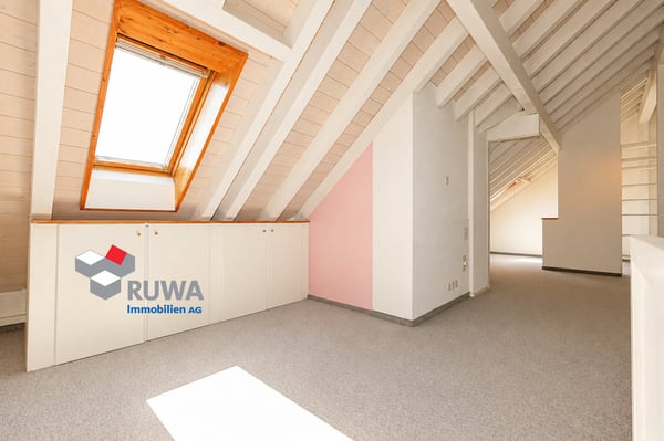 Grosszügige Dachwohnung mit Galerie, Lift und Balkon im Rüegsauschachen 13