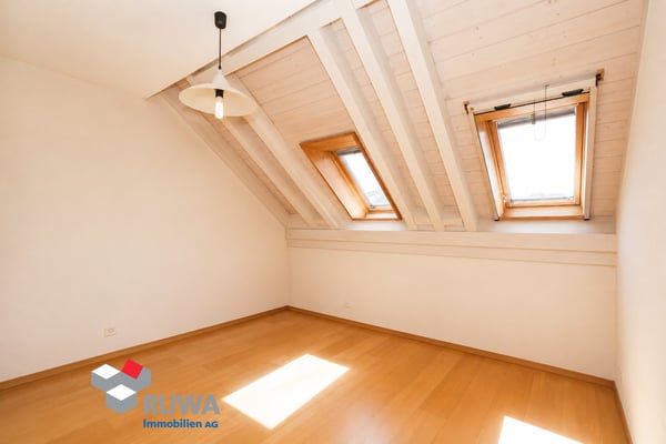 Grosszügige Dachwohnung mit Galerie, Lift und Balkon im Rüegsauschachen 11