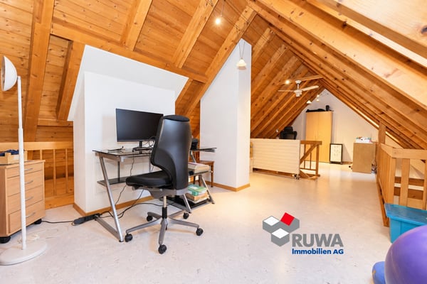 Grosszügige 3½-Zimmer-Dachwohnung mit Galerie und Balkon – Ihr neues Zuhause in Wynigen 12