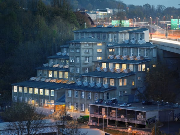 Einzigartige Lofteinheit im legendären Stufenbau 13
